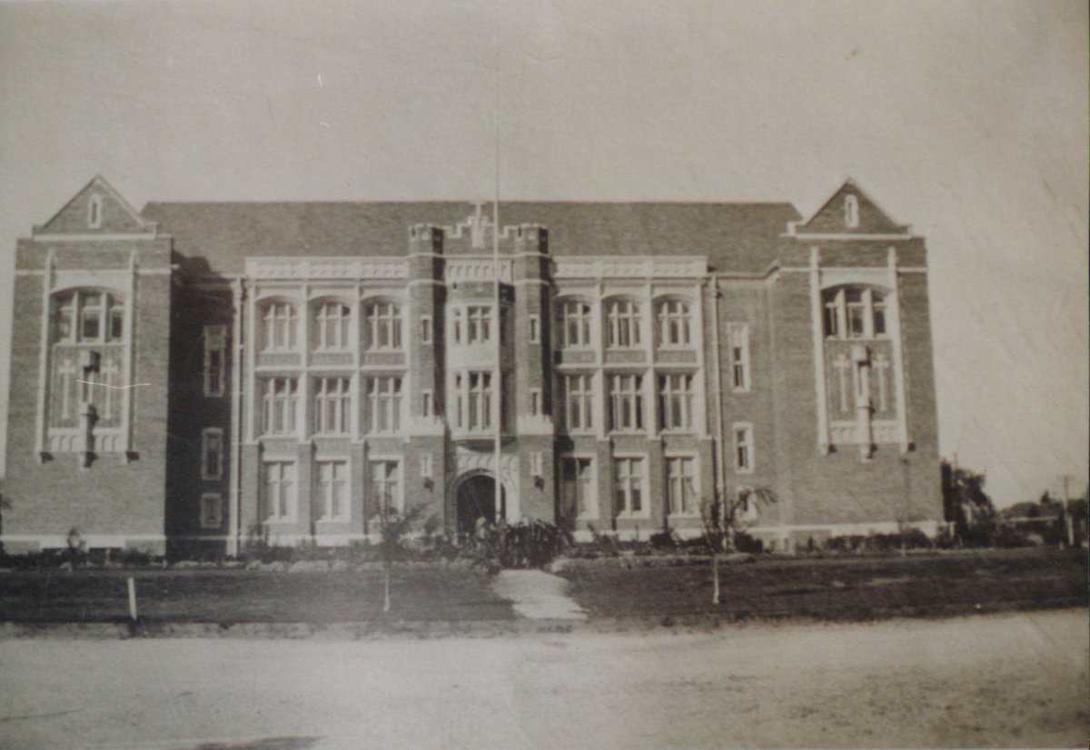 llslawlib's tweet photo. #Throwback to circa 1910 to the original site of the law school at St. Vincent's College, a Gothic-revival building on Venice Boulevard. Law school classes began on September 8, 1920 at 7:30PM. #LLS100 #fbf https://t.co/DE7SIaZ3uP