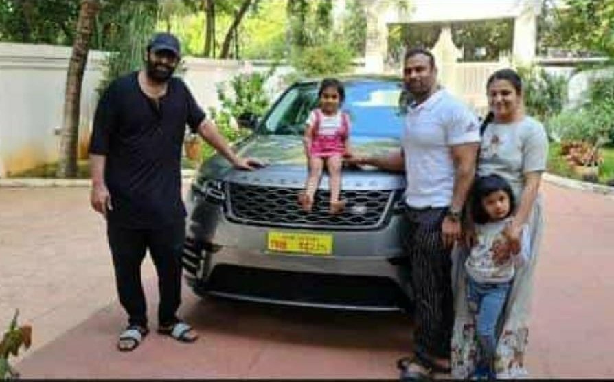 ManojPrabhas23's tweet photo. #Prabhas Gifted Car To His Gym Trainer #Lakshman Anna ❤️🥳
#RangeOver #ActorPrabhas https://t.co/dU6OpG941D
