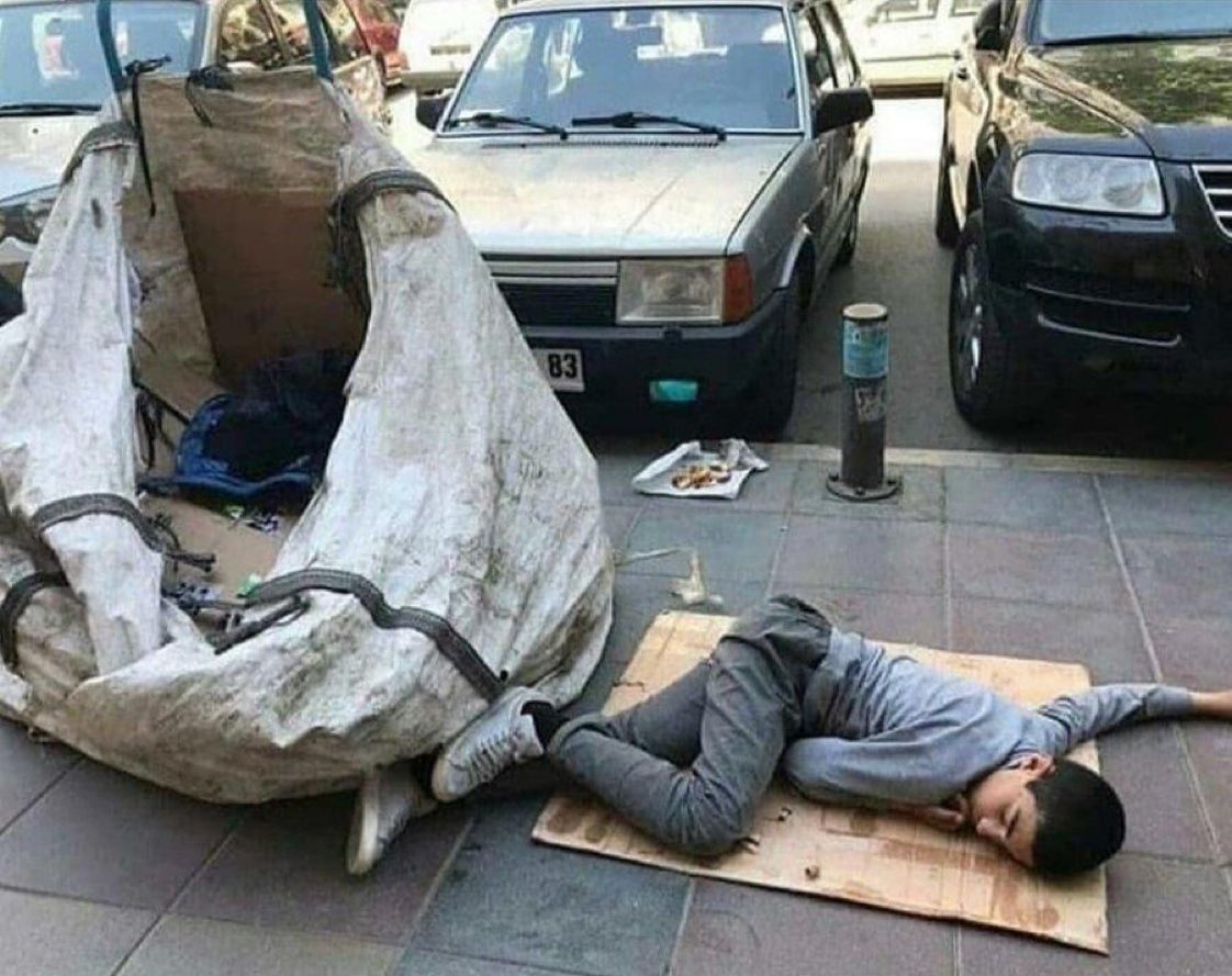 Bu fotoğraf, her partinin, her tarikatin, her cemaatin, her örgütün, her holding binasının önüne asılmalı...!

Yer: İstanbul