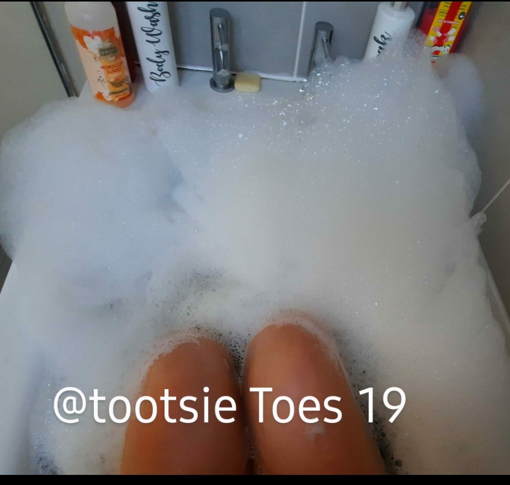 Tootsietoes19's tweet photo. Almost flooded the bathroom ooops 🤭🙈

Who wants to see my toes lurking under all these bubbles ? Message me! Paypal or cashapp 

#feet #bathtease #domme #findom #loser #subs #bubbletoes https://t.co/g8ziIe3nZR