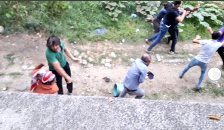 ArasGazetesi's tweet photo. Doğu’da "SOSYAL DENEY " yapacağınıza
Batı’da "İNSANLIK DENEYİ " yapın!
Irkçılık ideolojik bir düşünce değil, psikolojik bir hastalıktır

İNSANLIKTAN NASİP ALMAMIŞ BİR YARATIK!..

#sakaryadaiscileresaldırı https://t.co/vxziLbBiPS