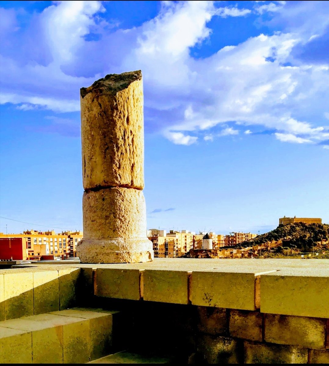 RealEconomica's tweet photo. Sensibles a todo viento
y bajo todos los cielos,
poetas, nunca cantemos
la vida de un mismo pueblo,
ni la flor de un solo huerto.
Que sean todos los pueblos
y todos los huertos nuestros.
León Felipe #poesia #literatura #cultura #reseap #cartagena #leonfelipe https://t.co/lkhdQo5uWQ