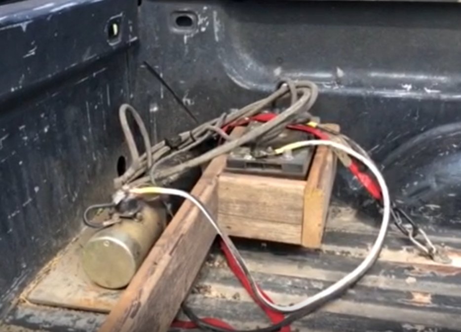 antaraag's tweet photo. @agvise #thinkinrig Add a 2nd deep cycle battery for more juice so your system doesn't draw down your main battery and cause you to lose radio station presets. Lol! https://t.co/JhSmFcRO3T