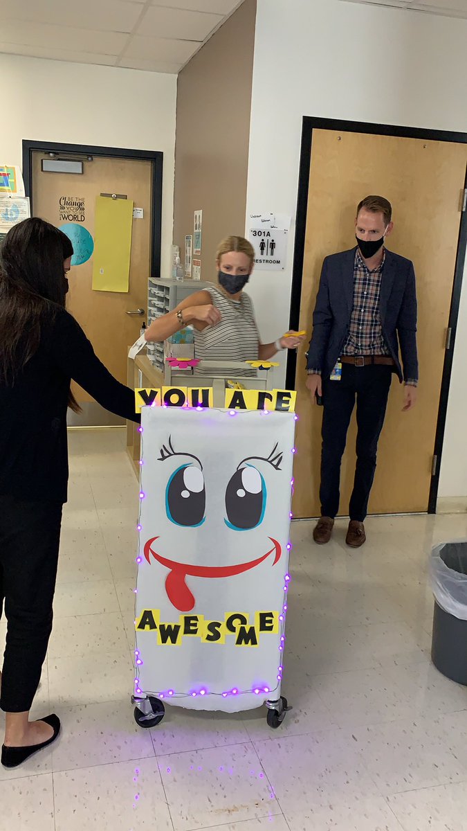 WandaVinsongirl's tweet image. What an amazing celebration of teachers and week one! Thanks so much @bowtiedAP &amp;amp; @riveiro_denyse! 💜💜💜#myadminrocks #luckyteachers @SDHCMagnet @HCPSLeaders @HCPSArea1