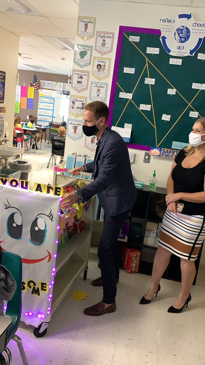 WandaVinsongirl's tweet image. What an amazing celebration of teachers and week one! Thanks so much @bowtiedAP &amp;amp; @riveiro_denyse! 💜💜💜#myadminrocks #luckyteachers @SDHCMagnet @HCPSLeaders @HCPSArea1