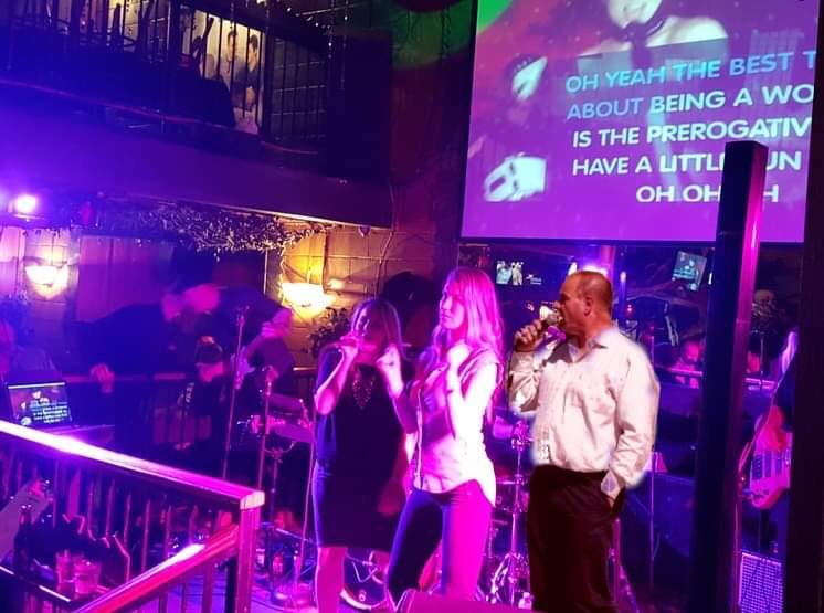 Karaoke-Lars lar seg ikke stoppe av likheten mellom Shania og sharia. Karaoke må skje, for ytringsfrihetens skyld! #debestejentene #ytringsfrihet #sian