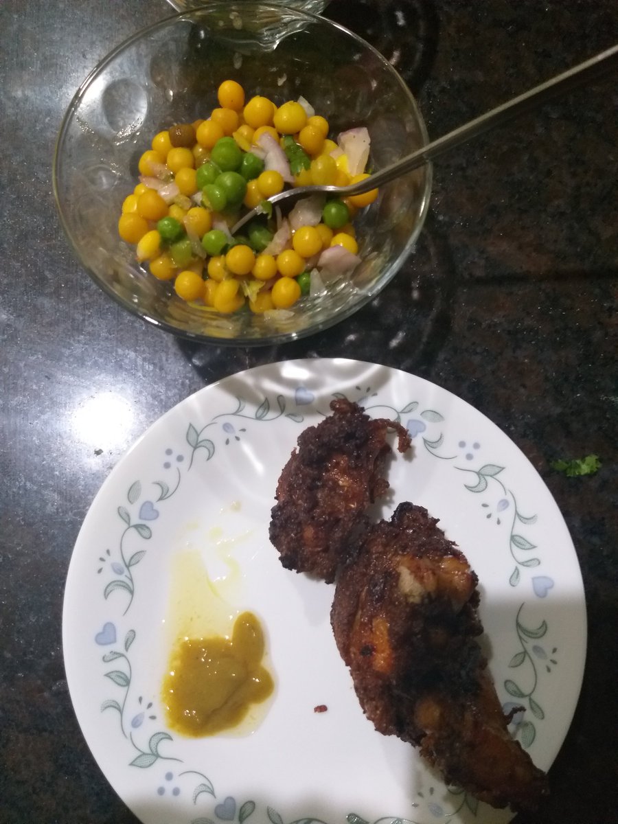 OdiaFemmeforte's tweet photo. And the dinner continues Naan,Bhurji, tandoor chicken,peas salad.
#breadworld
#Bread_box 
#foodie 
#homemade #ChickenDinner https://t.co/ECqfYgskW0