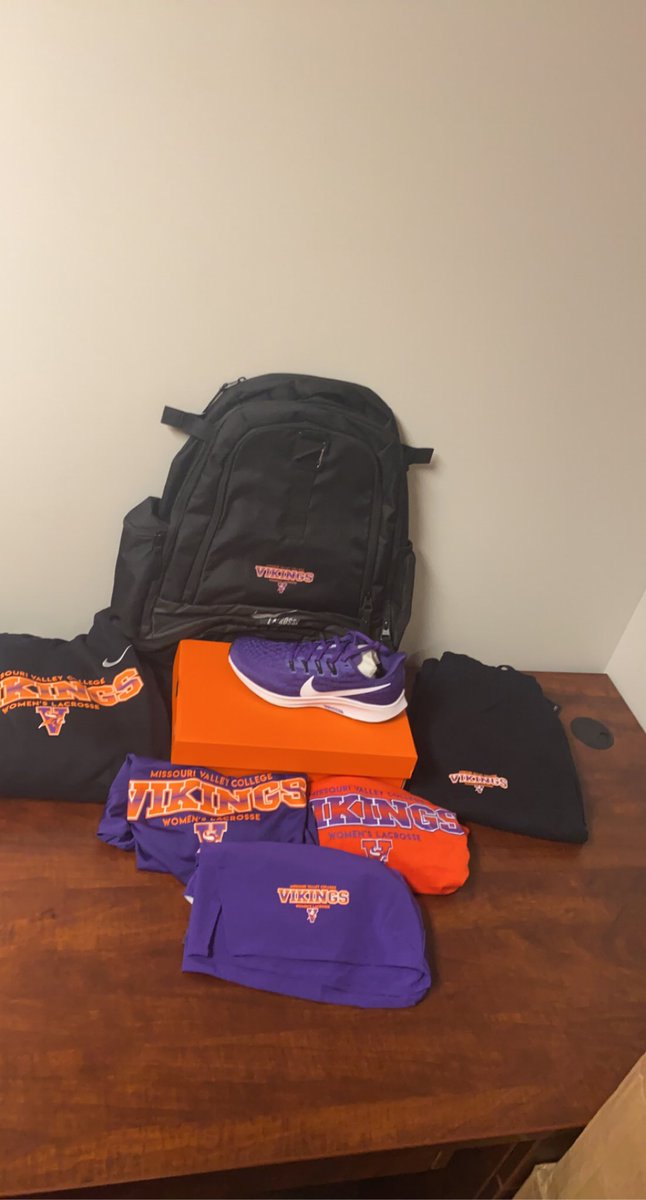 mvcwomenslax's tweet image. Christmas is September. Player packs have finally come in. The girls will be rocking some sweet gear this year. Excited for us to look like a team when traveling and practicing now. #lookgoodplaygood #teamswag #valleywillroll
