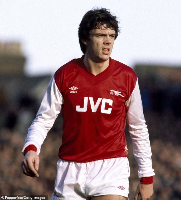 Le premier équipementier d’Arsenal n’est autre que.. Umbro, qui débarque en 1978 sur les tenues du club londonien..3 années plus tard, Arsenal signe son premier contrat de sponsoring maillot avec JVC, sponsor mythique qui ornera de sublimes maillots pendant près de 20 ans..