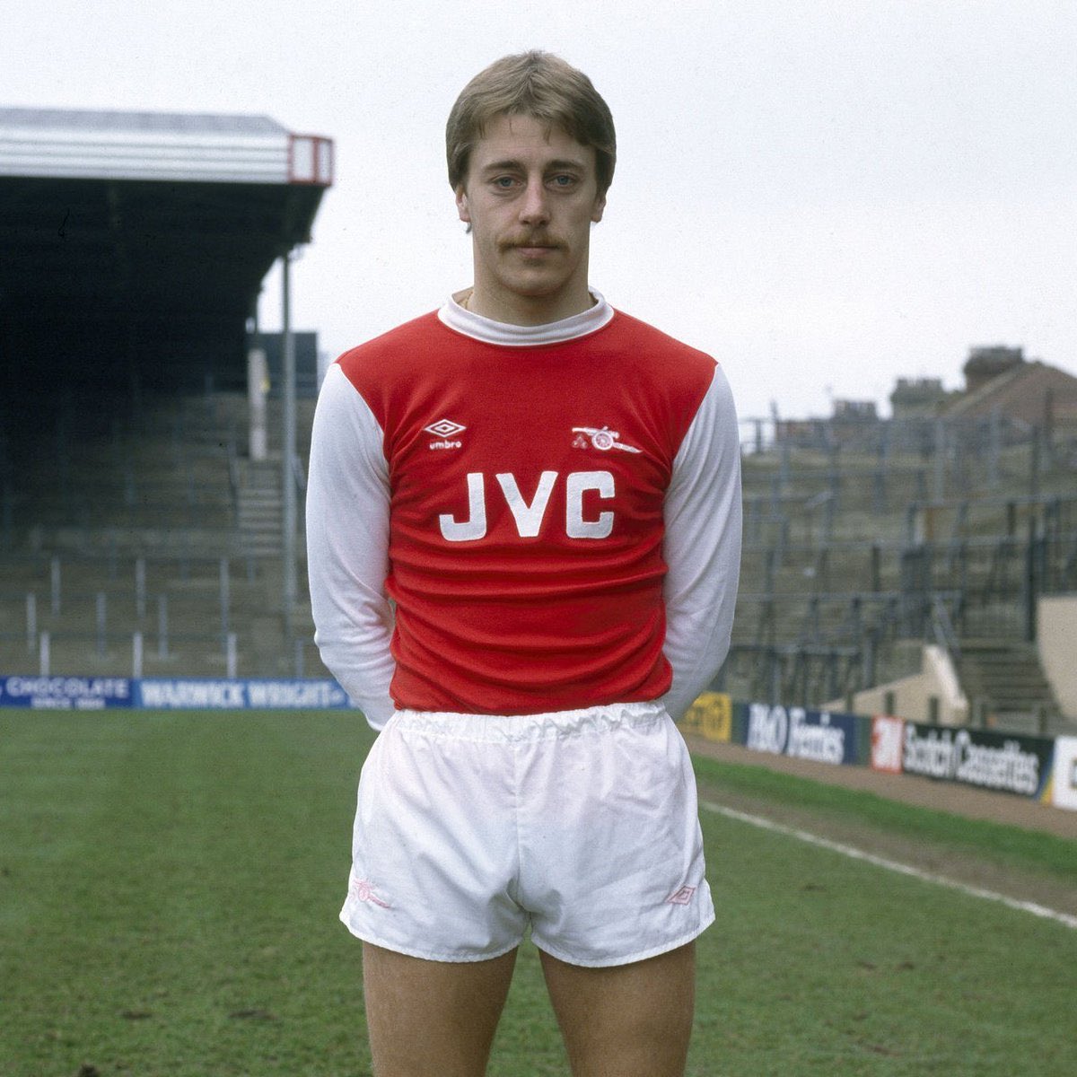 Le premier équipementier d’Arsenal n’est autre que.. Umbro, qui débarque en 1978 sur les tenues du club londonien..3 années plus tard, Arsenal signe son premier contrat de sponsoring maillot avec JVC, sponsor mythique qui ornera de sublimes maillots pendant près de 20 ans..