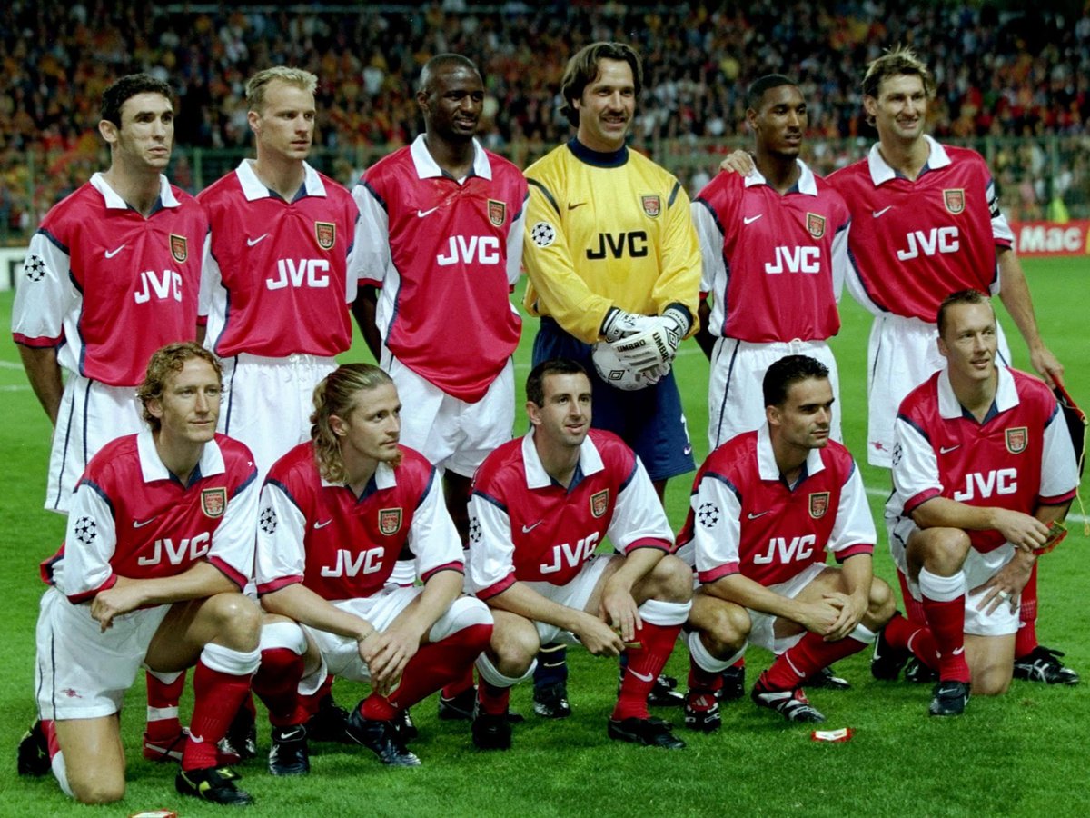 Et le kif continue car en 1994, fini la marque aux trois bandes et place au swoosh, Arsenal passe chez Nike ! Le géant américain régale en sortant des tuniques plus belles les unes que les autres d’années en années, à domicile jusqu’en 1999, ça donne ça..