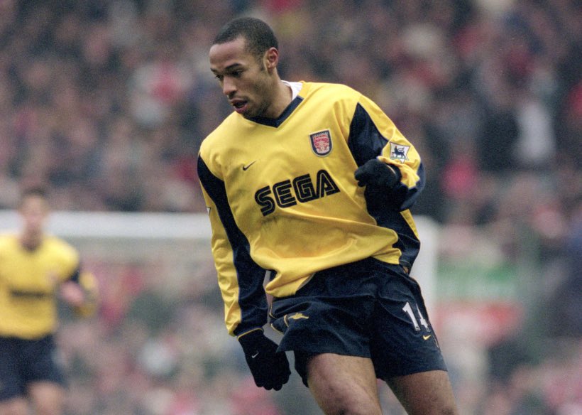 Si 1999 marque l’arrivée de la légende Thierry Henry au sein de l’Arsenal, c’est aussi la fin du contrat avec JVC et le début d’un autre avec SEGA-Dreamcast ! L’occasion de sortir 4 maillots en 3 ans qui resteront dans les mémoires..