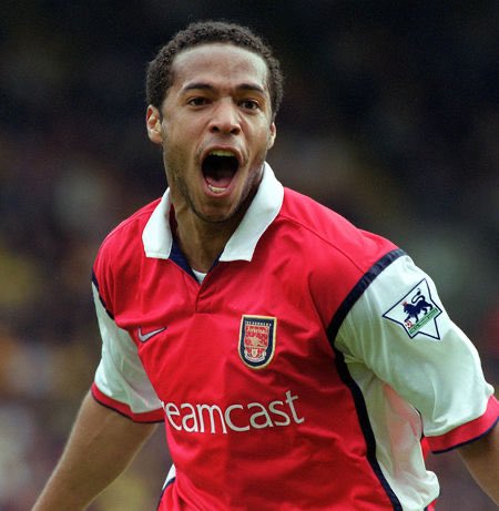 Si 1999 marque l’arrivée de la légende Thierry Henry au sein de l’Arsenal, c’est aussi la fin du contrat avec JVC et le début d’un autre avec SEGA-Dreamcast ! L’occasion de sortir 4 maillots en 3 ans qui resteront dans les mémoires..