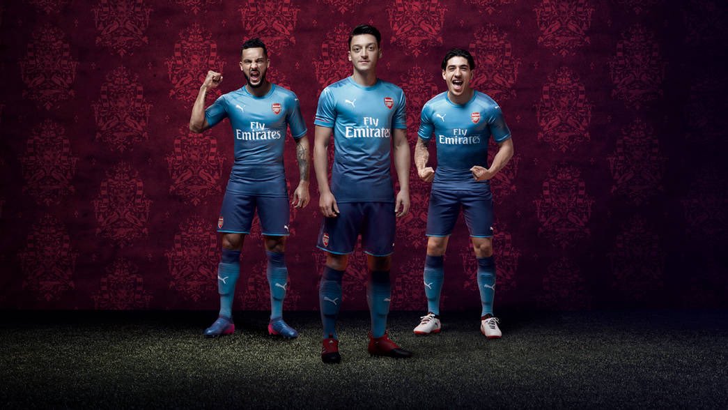 En 2014, c’est une petite révolution, Arsenal quitte son équipementier historique Nike pour passer chez Puma qui va faire un gros travail notamment sur les extérieurs..Pour le domicile, on reste sur du classique, manches blanches, poitrine rouge, pas de chichis..