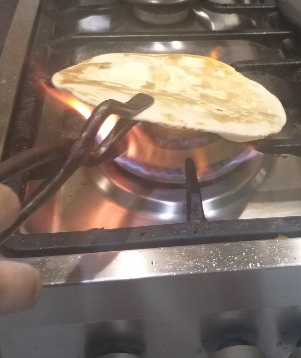 OdiaFemmeforte's tweet photo. And the dinner continues Naan,Bhurji, tandoor chicken,peas salad.
#breadworld
#Bread_box 
#foodie 
#homemade #ChickenDinner https://t.co/ECqfYgskW0