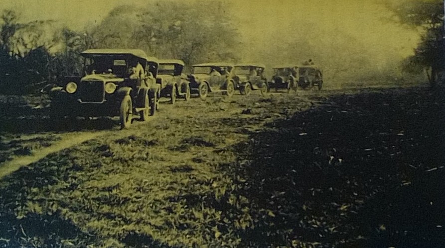 luishmedinac's tweet image. En los años veinte pese a que no había carreteras en el país los cazadores carabobeños no dudaban en salir con sus automóviles a las excursiones de cacería por los llanos de Cojedes. Las fotos son del legendario cazador mi tío Arturo Medina López. Cuando los carros (hilo)