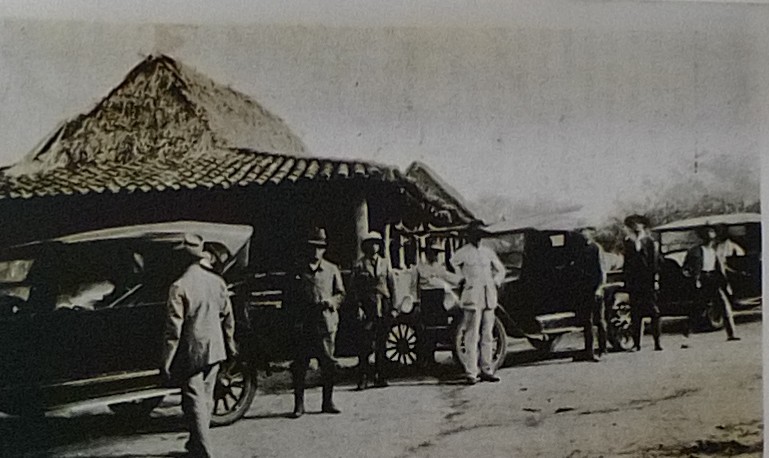 luishmedinac's tweet image. En los años veinte pese a que no había carreteras en el país los cazadores carabobeños no dudaban en salir con sus automóviles a las excursiones de cacería por los llanos de Cojedes. Las fotos son del legendario cazador mi tío Arturo Medina López. Cuando los carros (hilo)