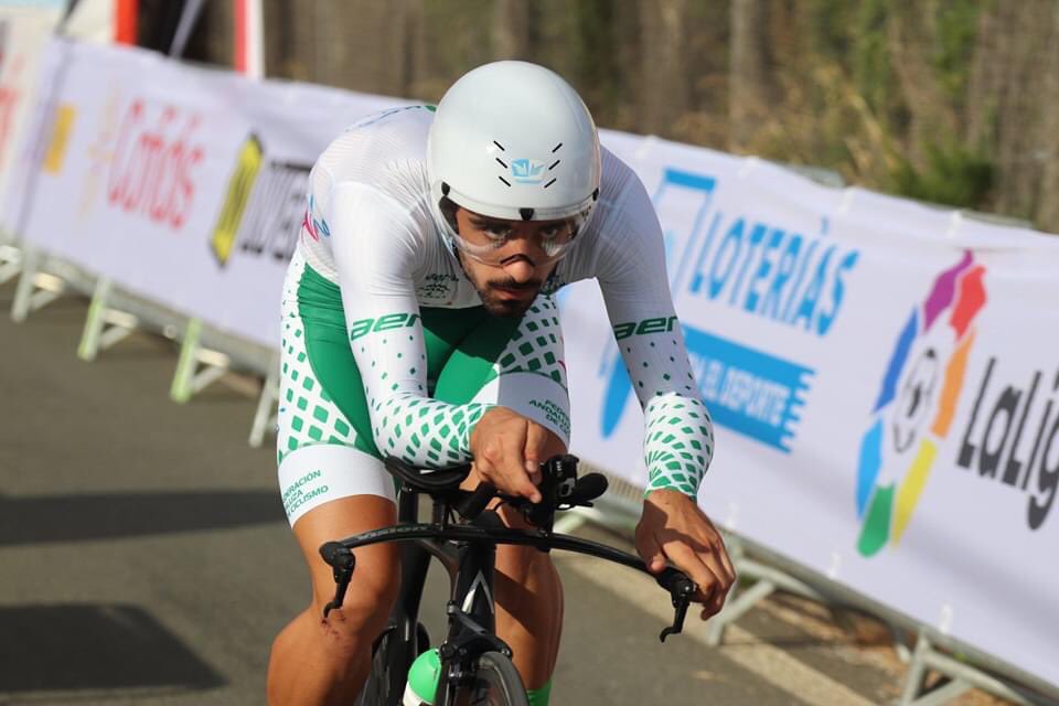 aytodesetenil's tweet photo. Enhorabuena al joven ciclista setenileño Jose Luis Medina García por su medalla de bronce para la Selección Andaluza en la CRI (categoría junior).
Enhorabuena campeón 🥉🚴🏾‍♂️
📸 @RFECiclismo 
#TalentoSetenileño
@EducaAnd @DeporteAND  @CadizJunta @diputacioncadiz @AndaluciaJunta https://t.co/HTRptJ4roK