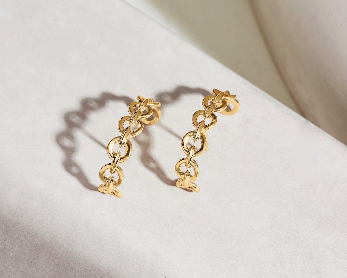 ecksand's tweet image. Dripping in gold. You’re going to fall in love with these Duel Earrings again and again, every single day. Click the link in our bio to discover our iconic collection. 

#earringsoftheday #earrings #chainjewelry #chainearrings #recycledgold