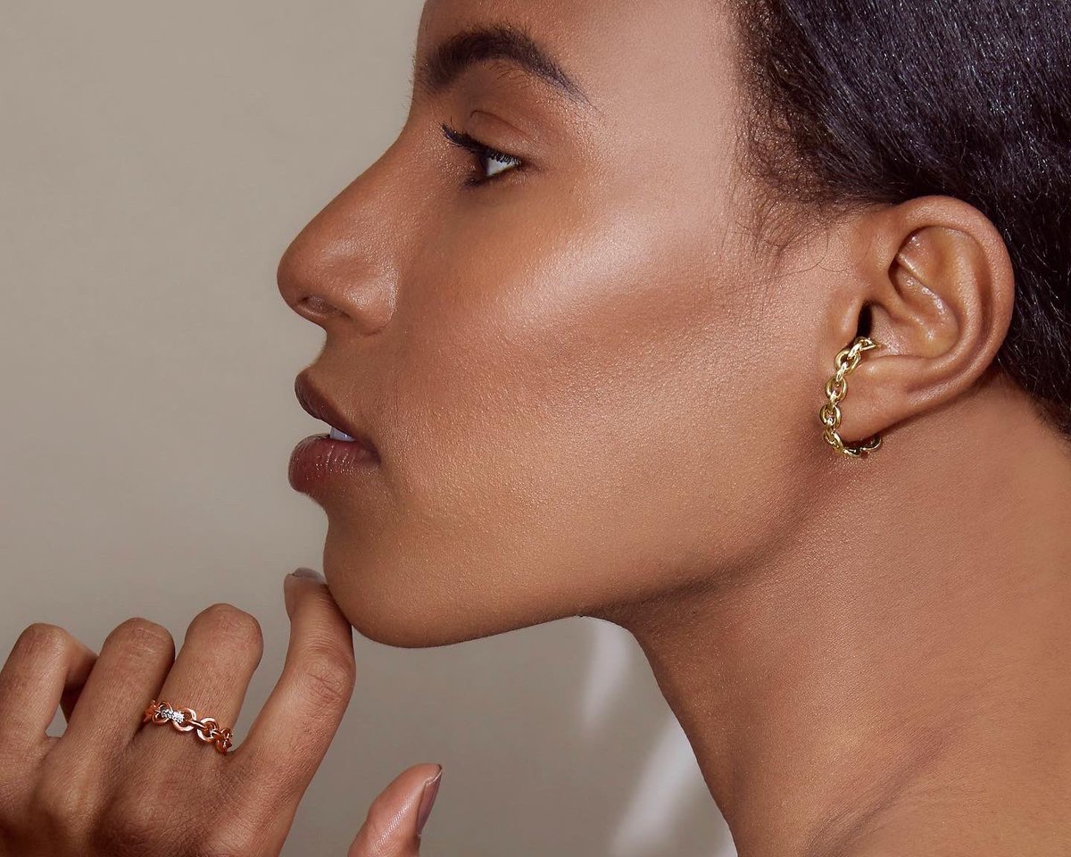 ecksand's tweet image. Dripping in gold. You’re going to fall in love with these Duel Earrings again and again, every single day. Click the link in our bio to discover our iconic collection. 

#earringsoftheday #earrings #chainjewelry #chainearrings #recycledgold