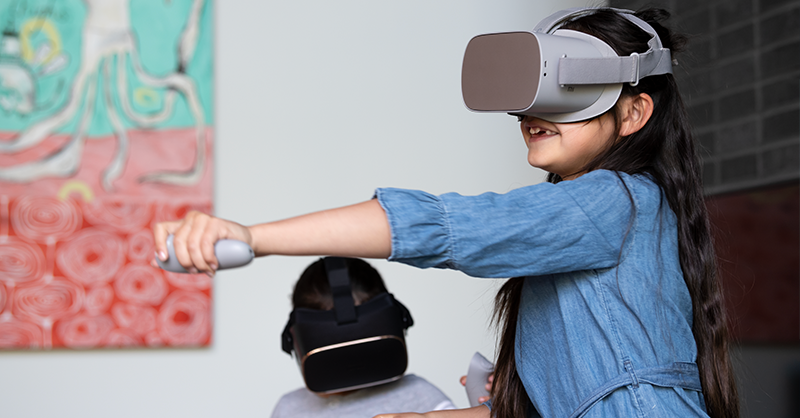 Qualcomm's tweet photo. #DidYouKnow devices powered by the #Snapdragon XR2 #5G Platform have always-on voice activation, so your #XR viewer can hear your commands, even in noisy environments? https://t.co/XVarfv8YB4 https://t.co/sTIzPe4QUI