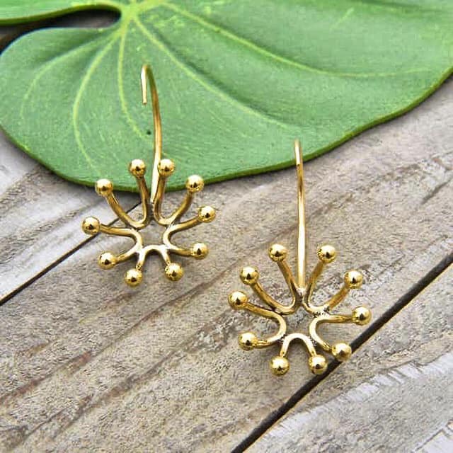 HydrangeaToo's tweet photo. Simple, yet unexpected — the Baizaar #Brass #Flower Burst #Earrings thread through from the back of your ears, adding a unique, eye-catching floral pop. #Handmade and #FairTrade; were $33, now only $19.80. Find 'em online! // #VT #BTV #ShopSmall https://t.co/TrlkIXX5k5