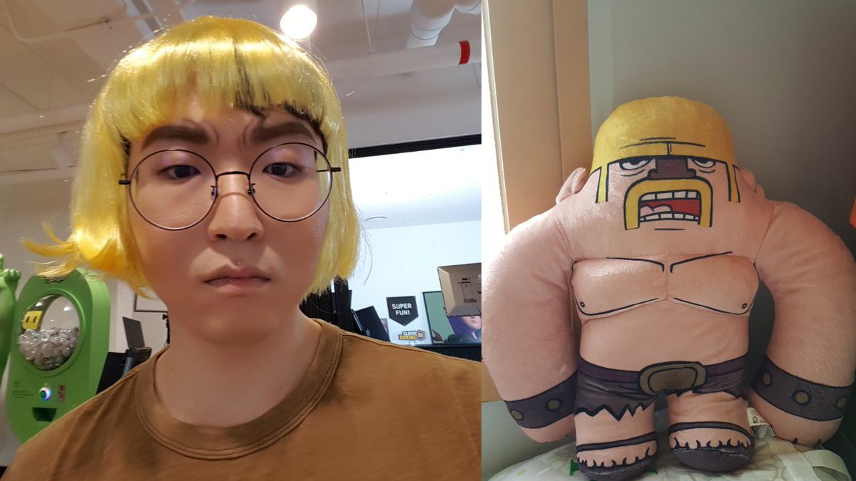This picture was taken at the Supercell Lounge in Korea.
It's a barbarian cosplay.
It doesn't seem to resemble at all.😂🤣🤣