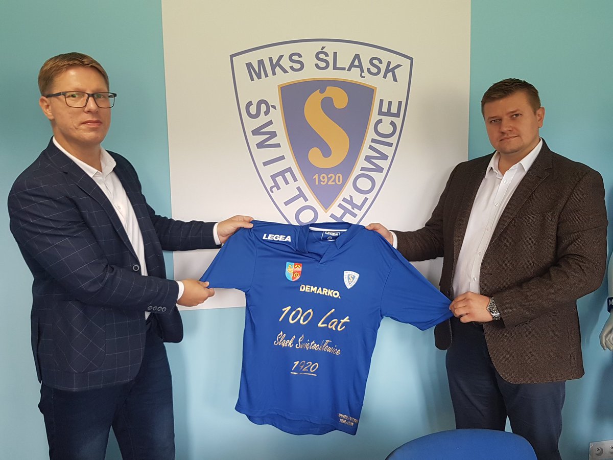 IciekMarcin's tweet photo. Trwa piłkarski dzień. Messi zostaje, Polska gra z Holandią a... Śląsk Świętochłowice pozyskał pierwszego w swojej historii sponsora tytularnego. Została nim firma #Demarko 
@Radio_eM_107i6 @Miasto_SW https://t.co/igEAcWxLyH