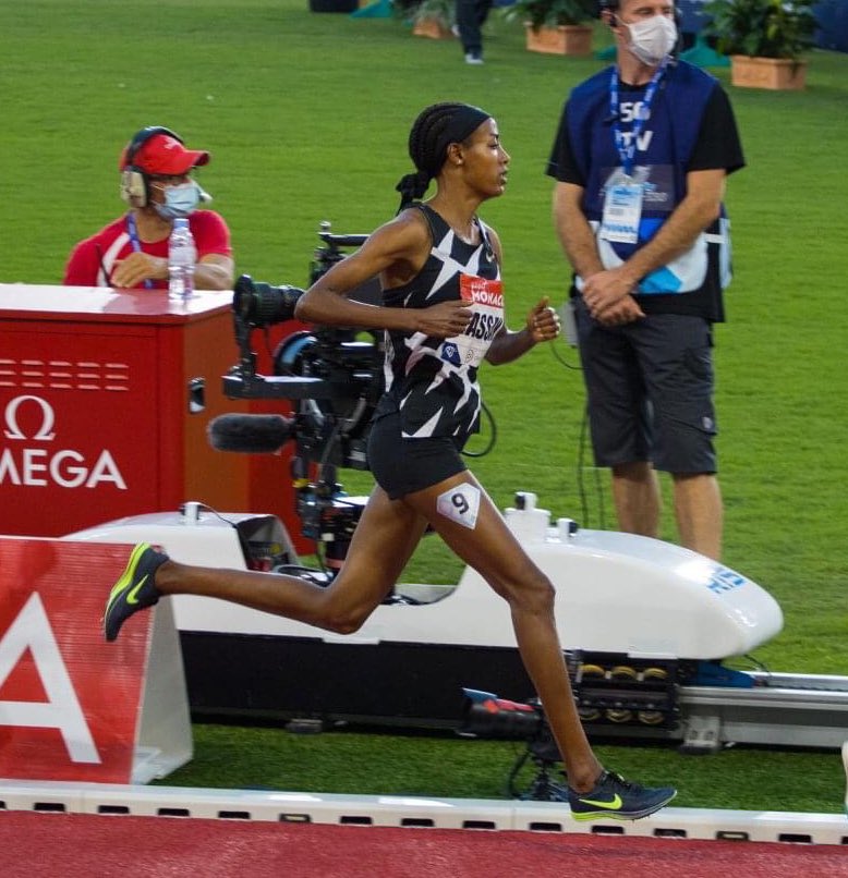 Hardloopnetwerk's tweet photo. WERELDRECORD. Sifan Hassan wint uurloop tijdens Memorial van Damme in werelduurrecord: 18.930 meter! https://t.co/oLQYRM5BUV