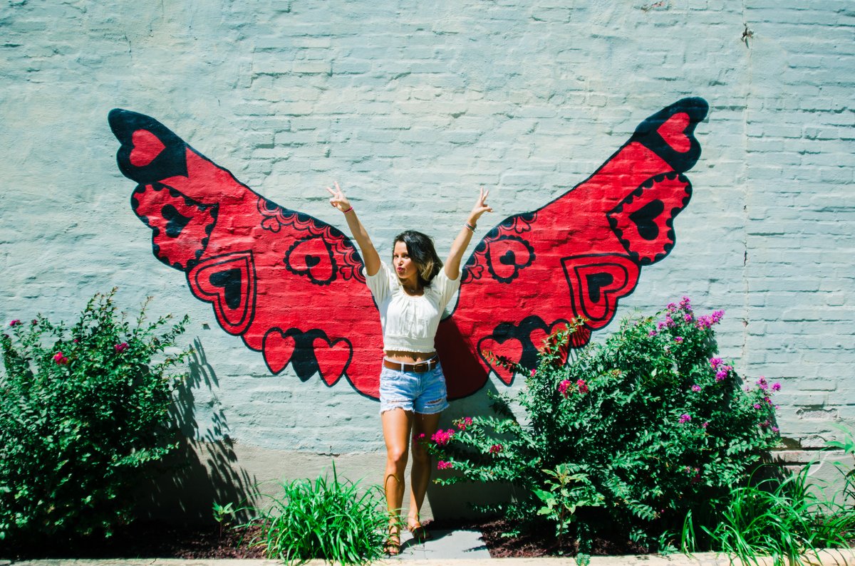 ciarabrookesing's tweet photo. Ready for a long weekend? 😎❤️🌻 
#ciarabrooke #ciarabrookemusic #labordayweekend #poncacitymainstreet #muralarts #northernoklahoma #kaycounty #poncacity #nashvillestyle #oklahomagirl #popsinger #popartist #recordingartist #musicforteens https://t.co/6n4Ul0KNPr