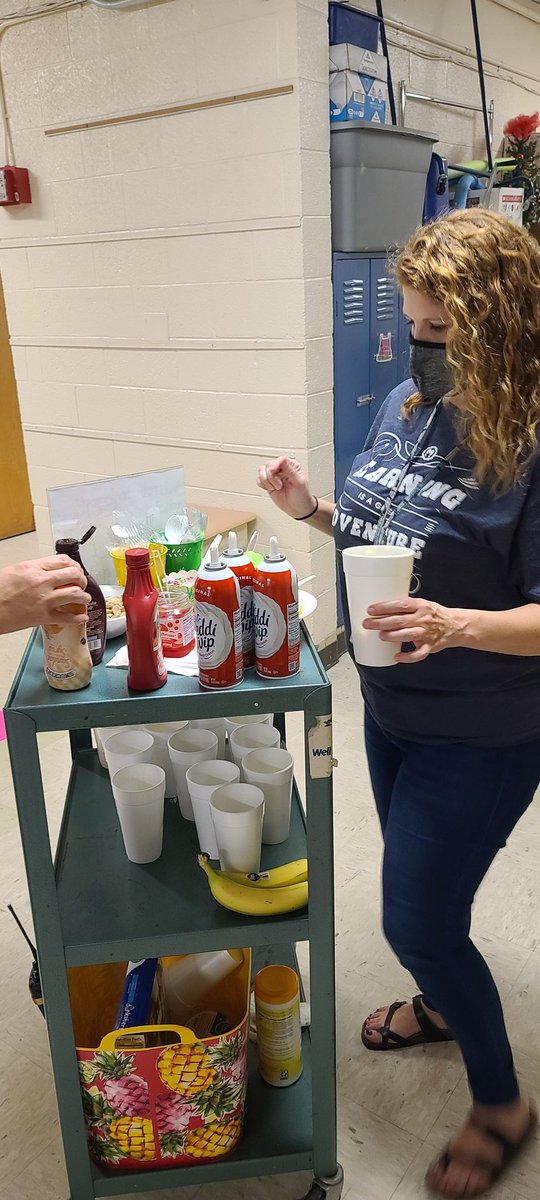 MrJasonCHarris's tweet photo. We celebrated another great week of school with a sweet treat for our hard working staff.  Enjoy the upcoming holiday weekend. 
@SterchiPrincip1 @SterchiElem @KnoxSchools @KnoxCountyPBIS https://t.co/gtNUZ5oCN1