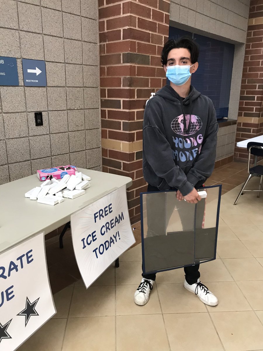 KenstonKHSPTO's tweet photo. The KHS PTO treated the kids to a bonus Celebrate Blue to commend to students for having a successful first week and to recognize their smooth transition to the new school norms. #PTOinAction https://t.co/ECKTKBms1G