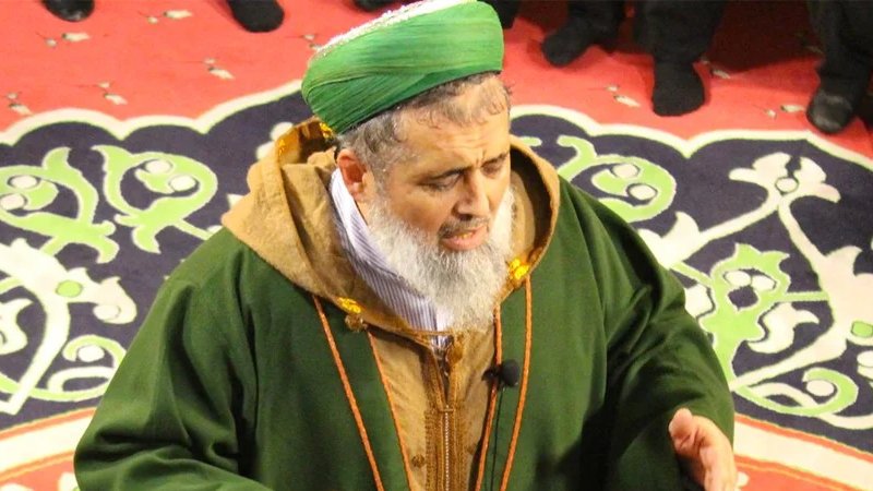 Fehim_Isik's tweet photo. “Uşşaki tarikatı şeyhi Fatih Nurullah (Fatih Şağban) Sakarya’nın Akyazı ilçesinde 12 yaşındaki kız çocuğuna cinsel istismardan tutuklandı” cümlesine yayın yasağı getiren mahkeme yargıcıyla, bakanıyla, cumhurbaşkanıyla beraber bu suçun ortağı olduğunu ilan etmiştir.
Nokta... https://t.co/aWa4oWGcFw