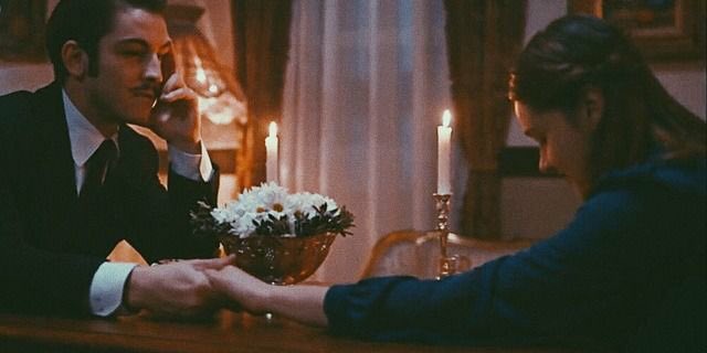 - 

لـو أمرتِ بـ كتابة تقرير مِـن ٩٠ صفحة حول ماهيّة الوجود لـكتبت، لـو طلبتِ مِـني الحديث عـن ثُـقب طـبقة الأوزون لـ ٧٢ ساعة مُتواصلة لفعلت..

لكن ما أن تسأليني عن (مِقدار حُبي لكِ)
إلّا وقد شعرت بالعجز المُطلق عن التعبير !