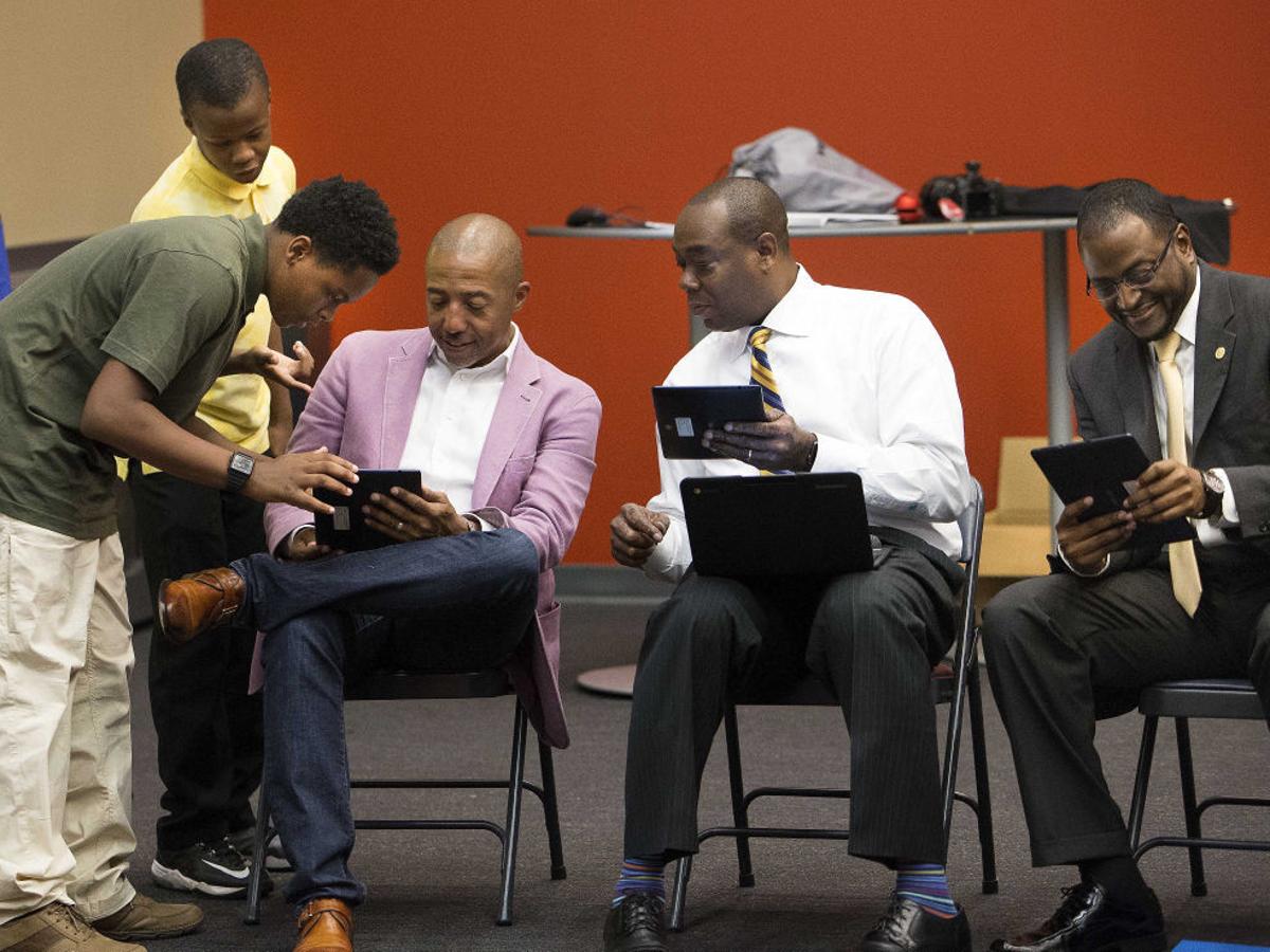 NCAT_VIL_MM's tweet image. In 2016, Entertainment Mogul @KevinLiles1 visited the #NCAT #VILMM Program and shared best practices on ways to become a entrepreneur. Several students had the chance to develop tech focused business ideas that included apps and 3D models they designed to pitch for investments.