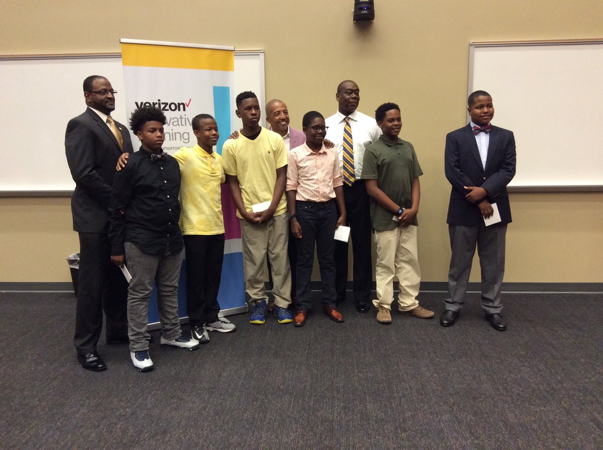 NCAT_VIL_MM's tweet image. In 2016, Entertainment Mogul @KevinLiles1 visited the #NCAT #VILMM Program and shared best practices on ways to become a entrepreneur. Several students had the chance to develop tech focused business ideas that included apps and 3D models they designed to pitch for investments.
