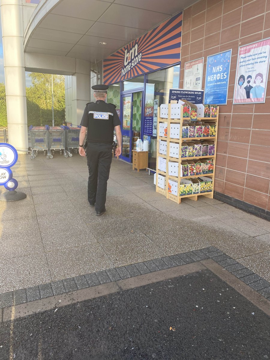 NithsdalePolice's tweet photo. #Dumfries Community Officers are on footpatrol at the retail parks in town. They are targeting those involved in retail crime. If you see suspicious behaviour in a store please inform a member of staff. #keepingdumfriessafe #retailcrime #DumfriesCPU https://t.co/PmI3wwPruB