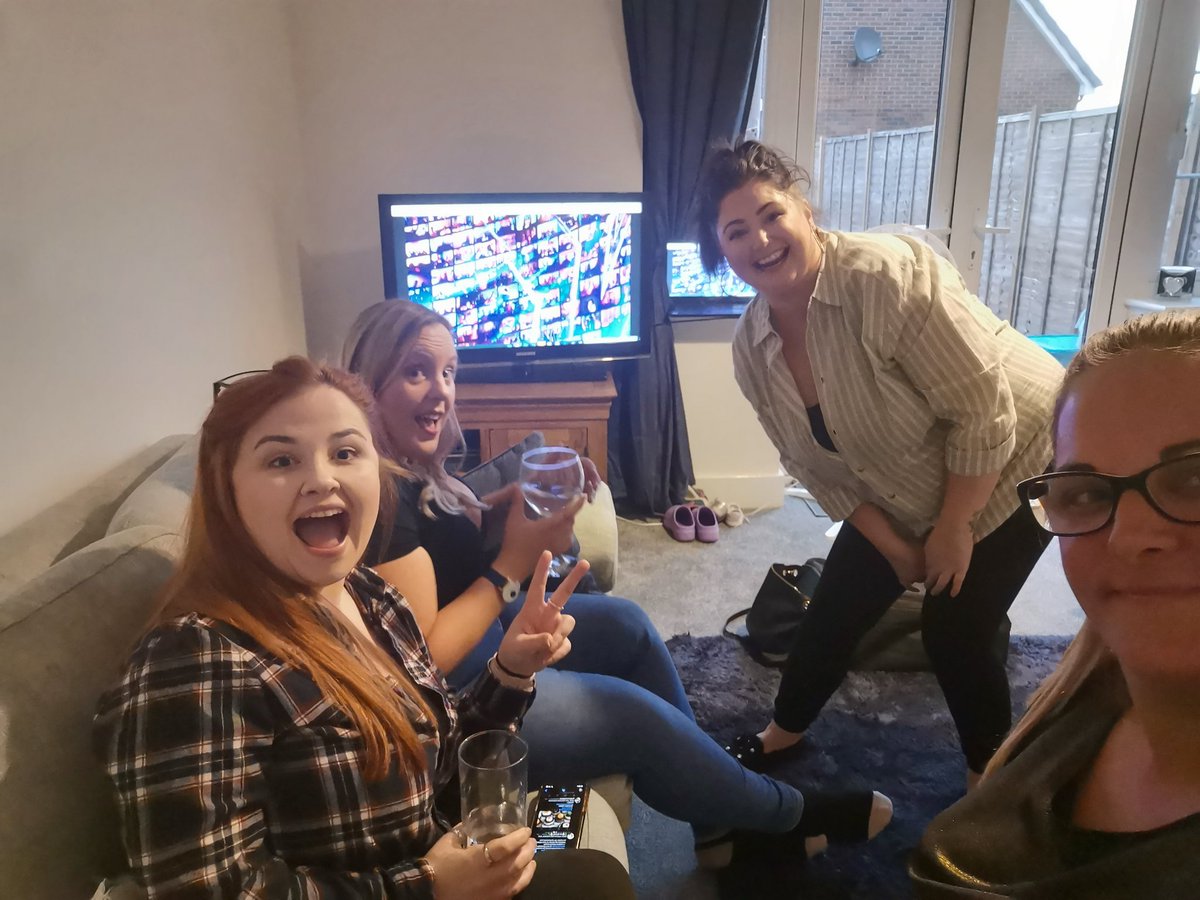 RhiDudzik's tweet photo. @Andyshowbiz drinks started https://t.co/3TzAvPtCEC