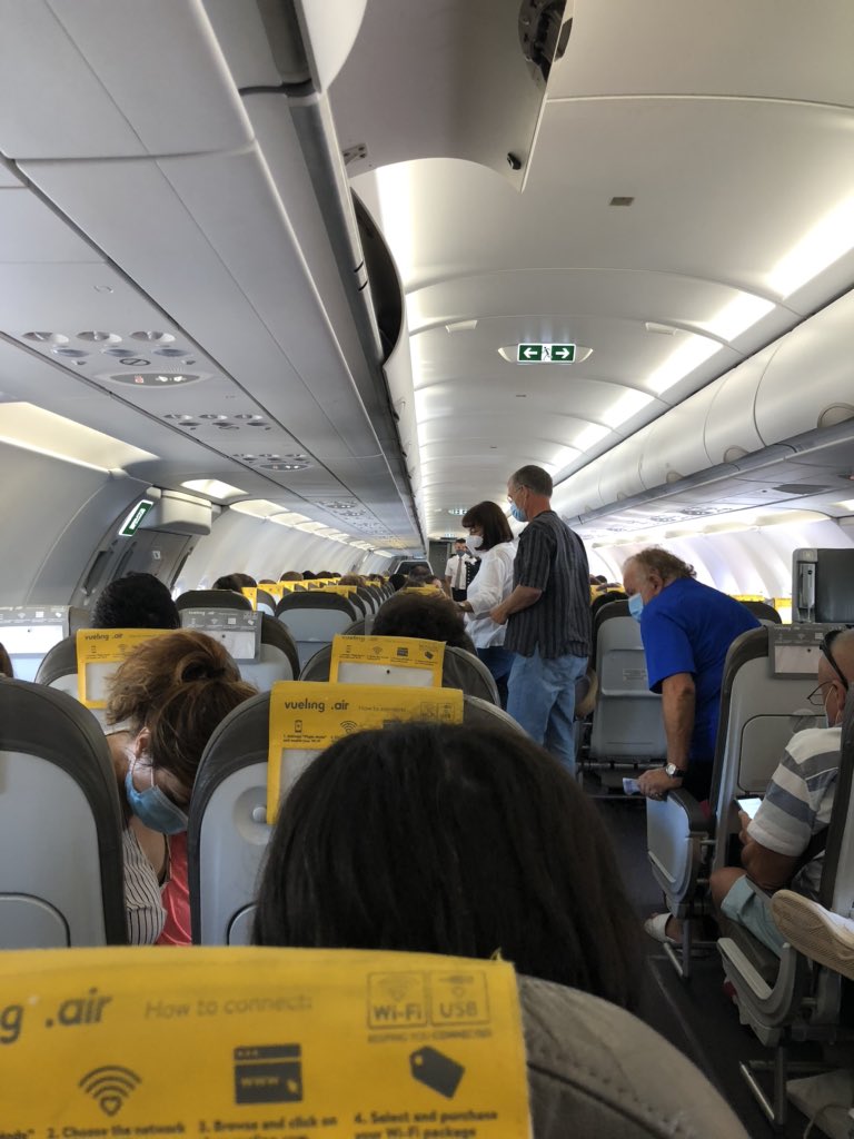berto_cn's tweet photo. @aena @vueling ¿en serio? ¿Bus para embarcar? Y encima nos lleva al lado de un avión con manga sin usar. Después en el aeropuerto taladráis el oído con lo de mantener la distancia... para qué? si después os lo pasáis por el forro. https://t.co/JrLZfoXbfw