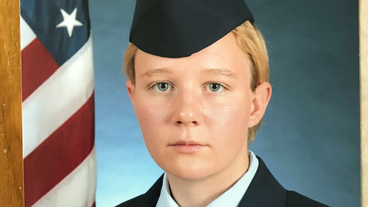 TreyDeHuete's tweet photo. @Strandjunker Never forget
 #RealityWinner #AmericasDaughter
#AirForceVeteran
warned us, 2016 Russian interference‼️

To date, this #Shero still sits in prison cuz @jeffsessions👺

#CompassionateReleaseForRealityWinner

#WeRespectVets 
🇺🇸✊🏾✊🏼✊🏿✊🏽✊🏻🇺🇸
@bjwinnerdavis 
@WendyMeer11 
@Karaoke_God https://t.co/nyeCaNkyq2