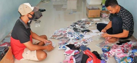 JatiPmm's tweet photo. Pada Hari ke-14 diadakan pembelian masker scuba, pemilihan bahan masker, dan pemesanan masker di daerah rampal. @RZLf4ris 
#pmm #UMM #dppmumm #pmmgunungjati #pengabdianmasyarakat #universitasmuhammadiyahmalang #FIKESUMM https://t.co/BVHf10GVlW