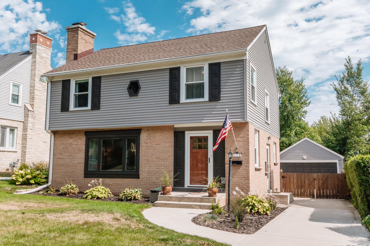ClosingTimeRlty's tweet photo. Gorgeously appointed #Ravenswood colonial w #UpdatesGalore! Rich stained HWFs &amp; beautiful white trim Modern KIT! Character &amp; detail abound w 2 remodeled baths, balcony, &amp; rec-room. 3-season porch, new cedar fence &amp; brick patio w pro landscaping #ClosingTimeRlty #TosaRealtor https://t.co/FX7wCPBxpn