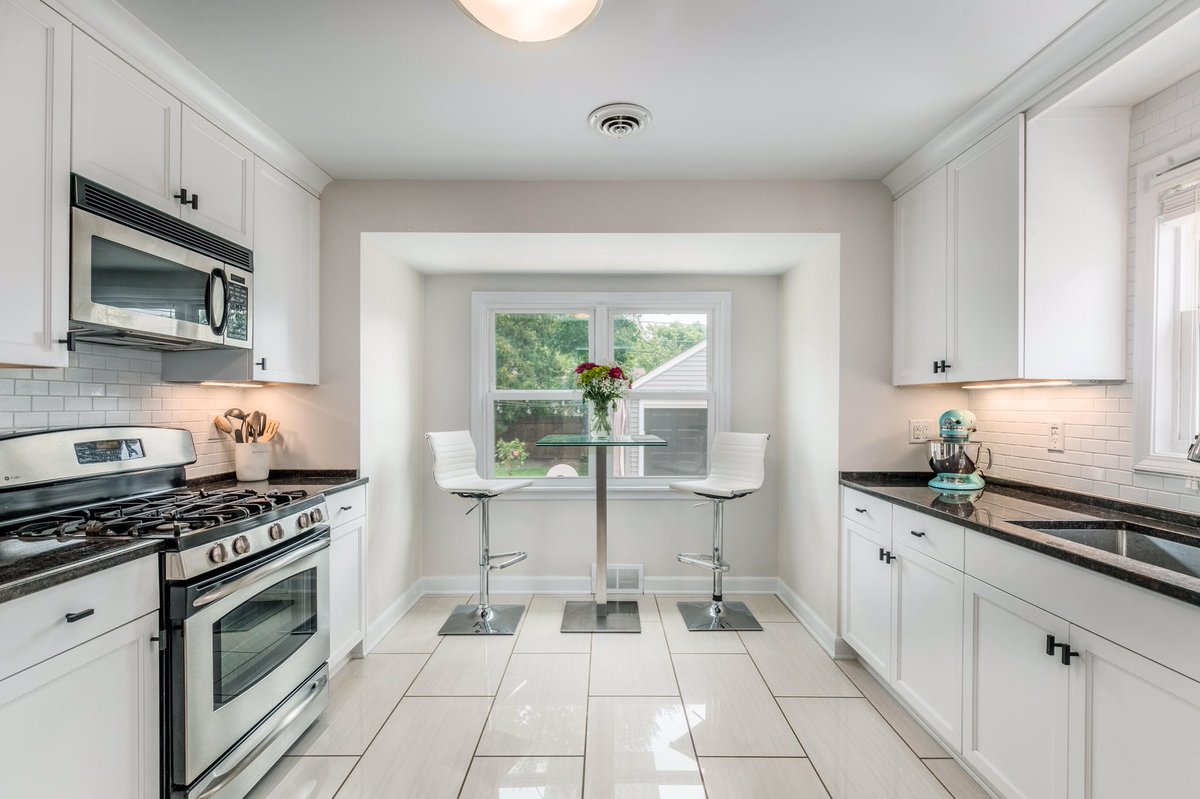 ClosingTimeRlty's tweet photo. Gorgeously appointed #Ravenswood colonial w #UpdatesGalore! Rich stained HWFs &amp; beautiful white trim Modern KIT! Character &amp; detail abound w 2 remodeled baths, balcony, &amp; rec-room. 3-season porch, new cedar fence &amp; brick patio w pro landscaping #ClosingTimeRlty #TosaRealtor https://t.co/FX7wCPBxpn