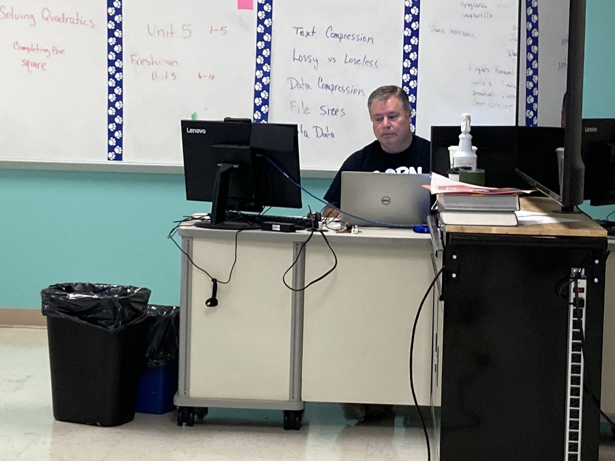PSwithAmy's tweet image. Walked in on @ghsteachlarry teaching #APComputerScience. Interesting group of students today...#GTownYouKnow