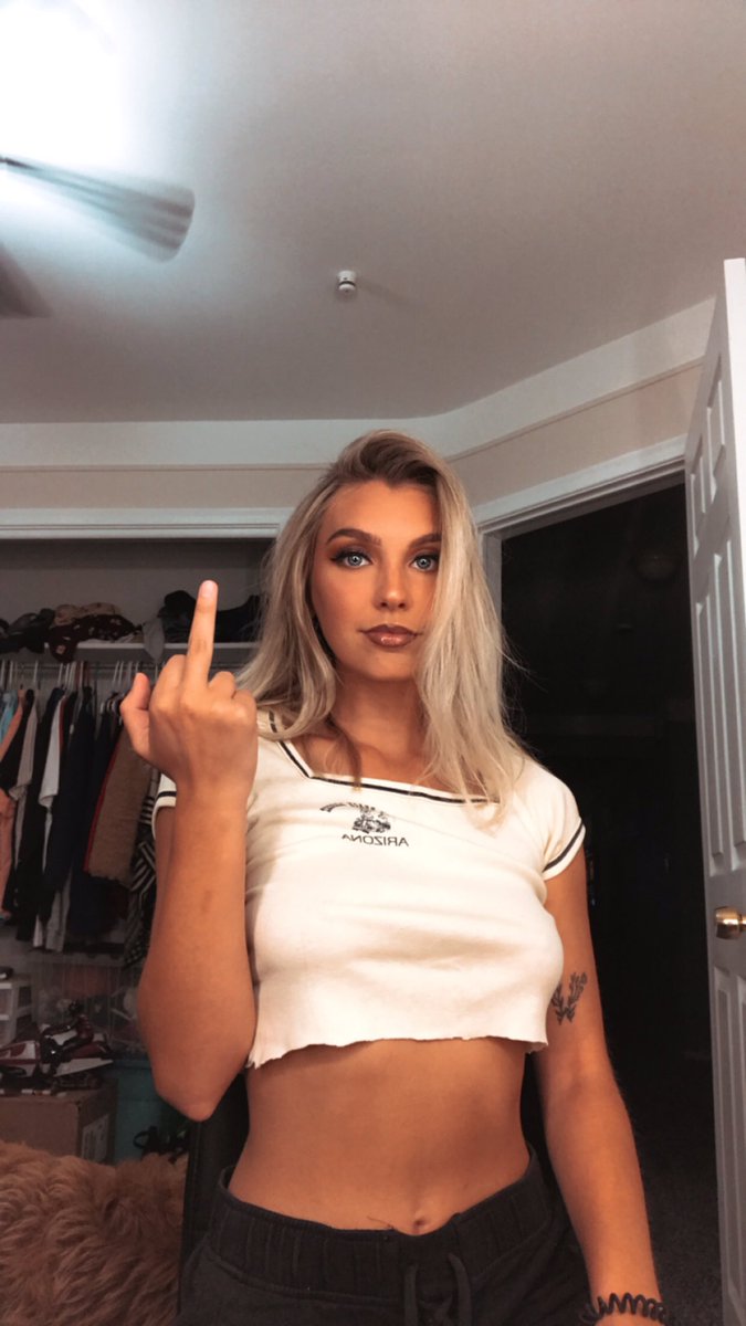 compau_ashlyn's tweet photo. Fridays mood 🤗🤟🏼 https://t.co/OflFKFe5M7