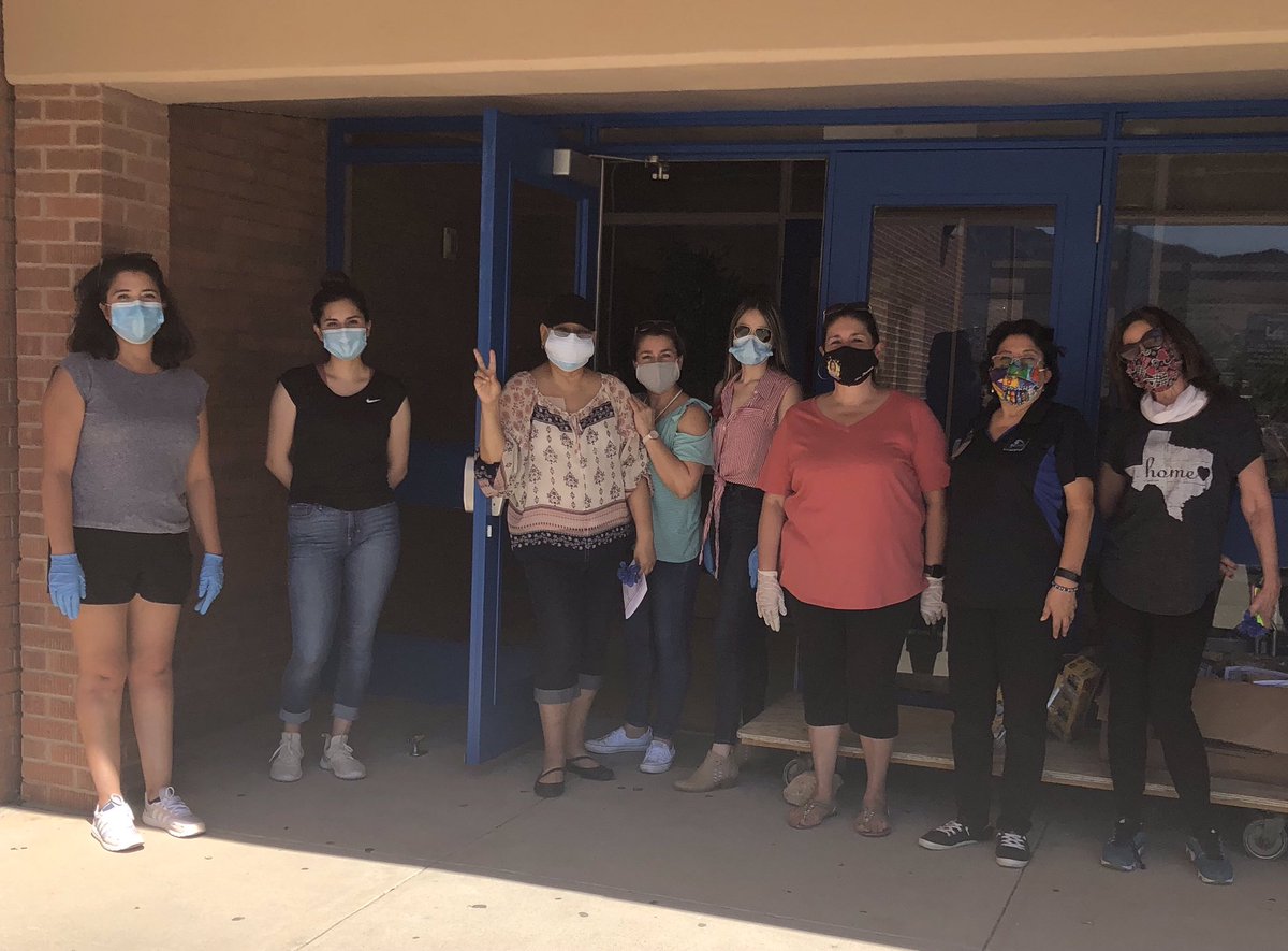 Gilsped12's tweet photo. Thank you Sunrise Mountain PreK Teachers and Paras! Backpack distribution was a success. Students and parents were able to meet their teacher in person today. @EPISDLeeLions  #IAMEPISD https://t.co/5eYFp2LQnQ