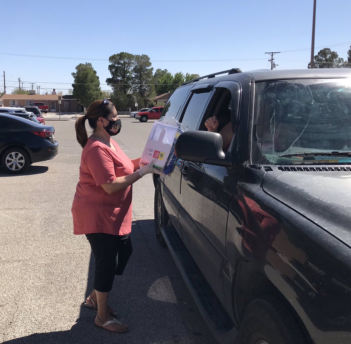 Gilsped12's tweet photo. Thank you Sunrise Mountain PreK Teachers and Paras! Backpack distribution was a success. Students and parents were able to meet their teacher in person today. @EPISDLeeLions  #IAMEPISD https://t.co/5eYFp2LQnQ