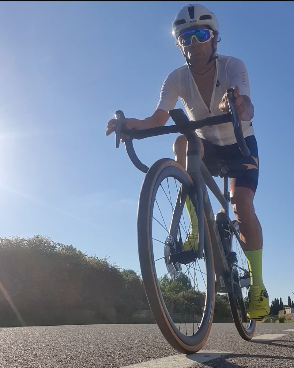 tonyaogc's tweet photo. Sortida per la tarda, que bé que és pedala amb aquestes temperatures! #scottaddictrc15 #scottroadcompboa #kaskutopia #eassunmortirolo #gobik #cycling #cyclinglife #cyclinglifestyle #cyclingtarragona #CCRR #clubciclistaribarojadebre https://t.co/1vMVtFr5o5
