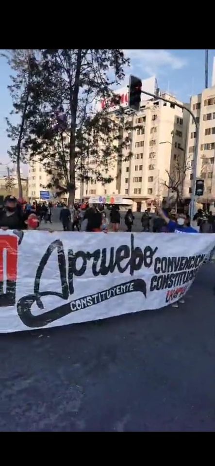 MpUkamau's tweet photo. Nos desplegamos por campaña Apruebo Convención Constitucional en Plaza Dignidad. Mucha represión. Se llevaron a 3 compañer@s:
Roberto Maripán, Dayra Dosque, Cristian Valdés
Exijimos su liberación! 
@inddhh @Claudia_Mix @doris_gonzalez_ @_VictoriaH__ @Camila_RojasV @Jorgeresmir https://t.co/2x5rNQSjln