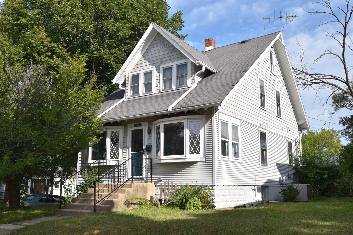 ClosingTimeRlty's tweet photo. Natural light &amp; HWFs. Main flr has ample living space &amp; master bed w attached half bath. Plenty of room in  large KIT which leads out to your deck for grilling &amp; entertaining. 3 beds &amp; full bath upstairs. Newer 2.5 car garage! #ClosingTimeRlty #WaukeshaRealtor #CarrollCollege https://t.co/eNB8XUqNiP
